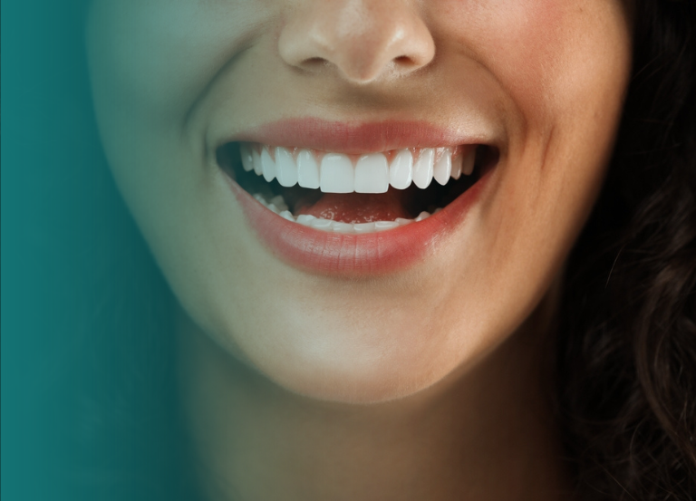 Clínico Geral Desde a avaliação inicial até restaurações e limpeza, garantimos que sua saúde bucal esteja em dia. Avaliação e Diagnóstico: Exame clínico para identificar problemas bucais e planejar tratamentos adequados. Limpeza e Profilaxia: Remoção de placas bacterianas e tártaro para prevenir cáries e doenças gengivais. Restaurações: Reparação de dentes danificados por cáries ou traumas com materiais estéticos como a resina composta. Vitall Check-Up Odontologia & Saúde Integrativa | Dentista | Mogi das Cruzes