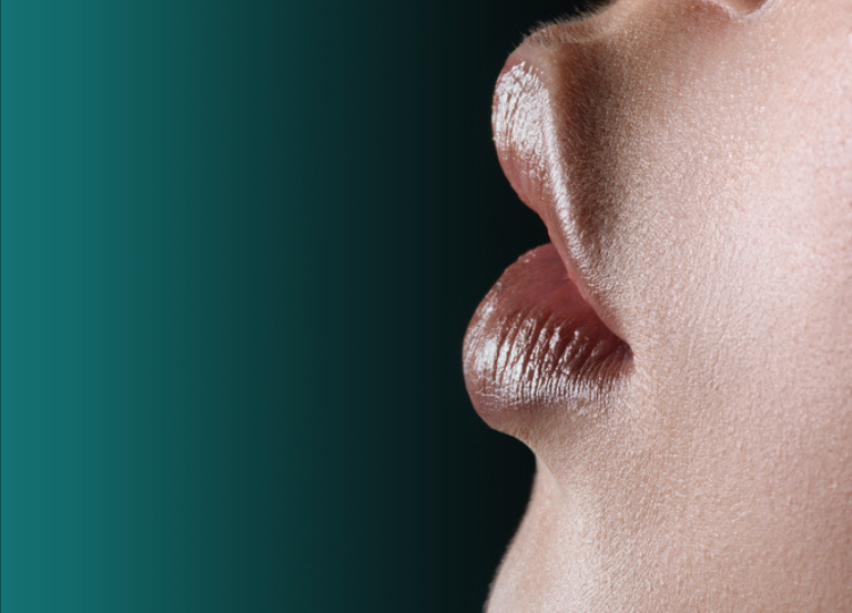 Estética Facial Também cuidamos da harmonia facial, oferecendo preenchimentos labiais, faciais e aplicação de toxina botulínica (Botox). Preenchimento Facial e Labial: Procedimento para aumentar o volume e definir áreas do rosto, como lábios e sulcos nasogenianos. Toxina Botulínica: Tratamento para suavizar rugas faciais e para controle de bruxismo e dores na mandíbula. Bichectomia: Cirurgia para remover gordura das bochechas, afinando o rosto e destacando as maçãs do rosto. Vitall Check-Up Odontologia & Saúde Integrativa | Dentista | Mogi das Cruzes